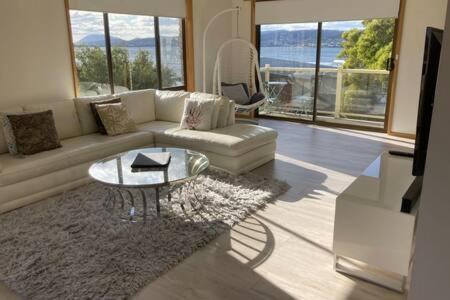 Spacious Modern Home Outstanding Views Sleeps 9 Хоубарт Екстериор снимка