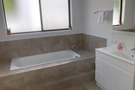 Spacious Modern Home Outstanding Views Sleeps 9 Хоубарт Екстериор снимка
